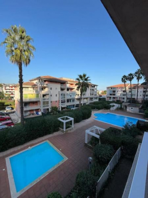 Dernier étage avec garage, piscines et tennis